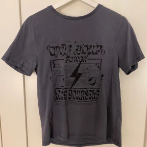 t-shirt - En super cool tröja som går att stylea jätte snyggt. Säljer pga den tyvärr inte kommer till användning🖤Kan mötas upp i Trollhättan 