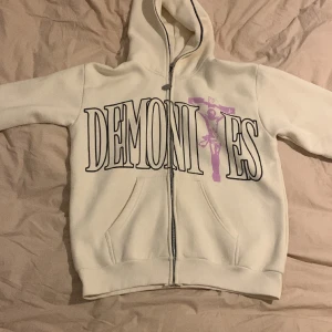 Demonitez full zip - Demonitez full zip liten fläck på vänster arm som säkerligen går att få bort