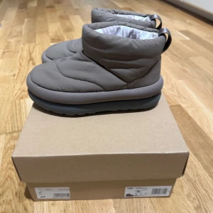 UGG Maxi mini 37 - Använda en gång. Något små i storleken 