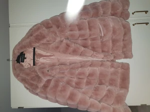 Pälsjacka fake - En jättefin fake pälsjacka. Den är ny ,har bara provat den hemma,men passar tyvärr inte. Nypris 599 kr.