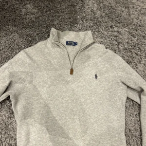 Ralph lauren Half zip - Tjena har den Half zip som jag köpt men använde typ bara en gång sen har den bara hängt i garderoben. Så tänkte att de är lika bra o sälja. Skicka vid minsta fråga 🙋‍♂️ 