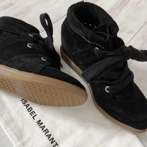 Isabell marant skor - Säljer dessa jätte fina isabell marant skor i modellen Bobby. Inga defekter! Nypris är 6000 men jag säljer för 1500, kan sänka vid snabb affär! Dustbag ingår❤️