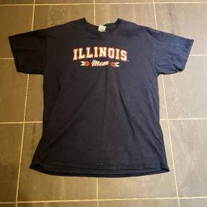 Vintage T shirt ”Illinois Mom” tryck över bröstet. Mörkblå i färgen. Öppen till prisförslag