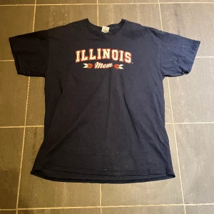 Vintage T shirt - Vintage T shirt ”Illinois Mom” tryck över bröstet. Mörkblå i färgen. Öppen till prisförslag