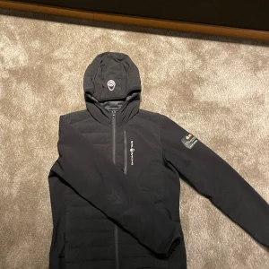 Sail racing jacka  - Hej  säljer nu min sail racing jacka. Den är i storlek S. Skick 8/10 använd men inga hål. Kan gå ner i pris vid snabb affär. Vid funderingar hör gärna av dig 