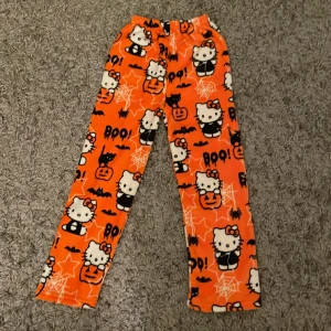 Halloween Hellokitty Pjamas Byxor (resarverade) - Inte använda pga att de inte passar  Skriv till mig innan köp, ett kostar 200kr  Storlek L men passar som S Stretchiga Fleece material