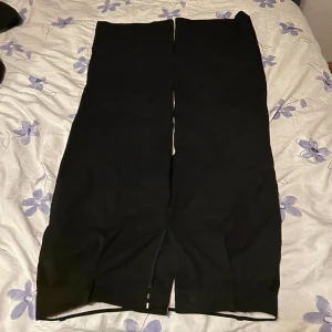 Lågmidjade byxor - Wide low waist kostymbyxor, aldrig gått till användning.