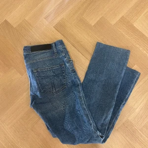 Jeans Tiger of Sweden  - Hej! Säljer nu mina Jeans från märket , storlek 30 fint skick. Varan är givetvis äkta.  Tveka inte på att höra av dig om du har frågor eller funderingar kring varan!