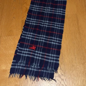 Fin burberry halsduk! - Säljer min fina burberry halsduk! Väldigt fin. 10/10 skick! Inga hål eller något. Äkta givetvis!🔥