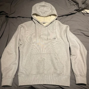 Eytys hoodie - Eytys hoodie Storlek medium Passar mig bra 185cm 75kg Använt skick En liten söm på fickan som har lossnat men går att fixa lätt och inget som påverkar fickan. Nypris 1999kr