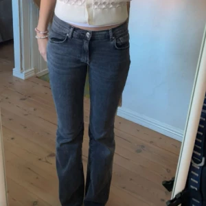 Lågmidjade bootcut jeans - Säljer dessa snygga grå lågmidjade bootcut jeans, från Gina tricot💗 säljs pga att de är för korta. Nypris 499kr. Skriv om ni har frågor💕