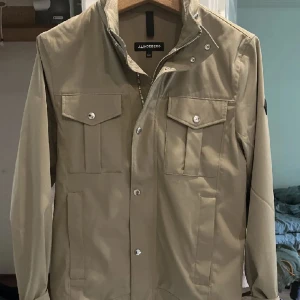 J Lindeberg jacka  - Säljer nu denna iprincip nya Lindeberg jackan💚 Den är använd sparsamt några få gånger. Jackan är i storlek S och är inköpt ny för 3400 kr. Tar även emot byten! Vid mer frågor/bilder kontakta mig🌟