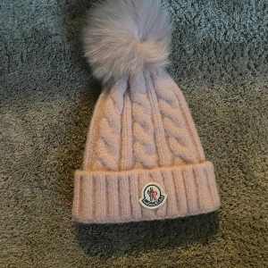 Moncler mössa - Säljer nu min moncler mössa då jag inte längre behöver den!  Skick: 9/10 Storlek: onesize Pris:799