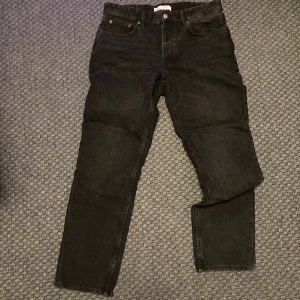 Jeans - Zara jeans. 42 i eu storlek. Kille  Passar längdmässigt mig 183cm/65kg men var lite för breda för min stil.  Helt nya endast testade. Dom finns umeå. Skickar även 