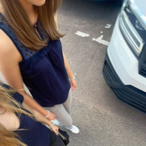 Springfield blus - Säljer denna as söta mörkblåa blusen från Springfield! Köpt utomlands och använd få gånger , inga defekter och så fin till sommaren💗