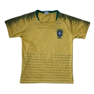 brasilien topp fotbollströja - säljer denna ascoola brazil toppen som är bra skick. den passar som storlek xs. om du har frågor så är det bara att kontakta mig.