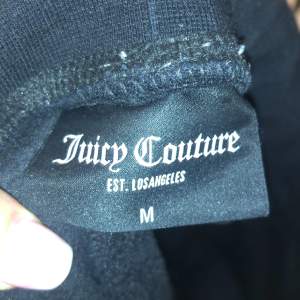 Jättefina juicy couture byxor i väldigt bra skick, använda fåtal gånger. Säljer pga att de är för korta och inte kommer till användning.