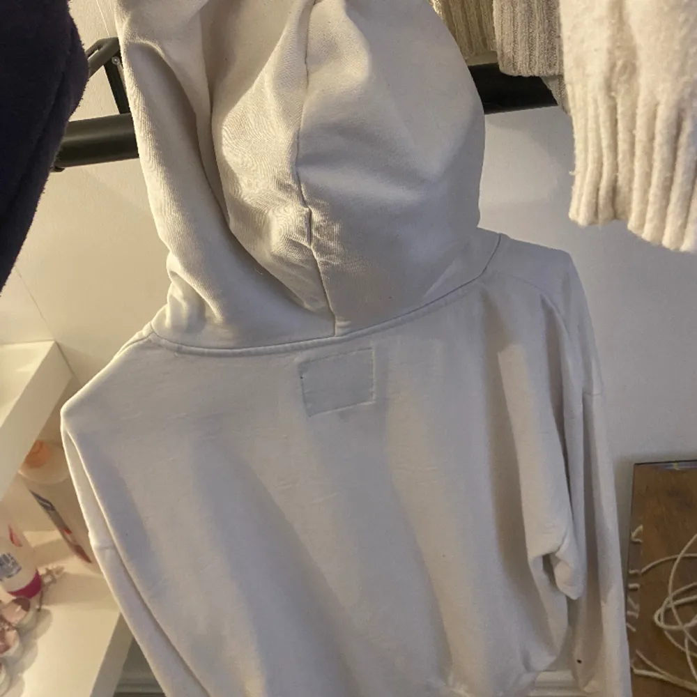 Säljer en helt vanlig vit hoodie . Hoodies.