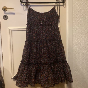 Klänning New Yorker - Oanvänd klänning från New Yorker. Axelbanden är omknytbara. Pris kan alltid diskuteras!