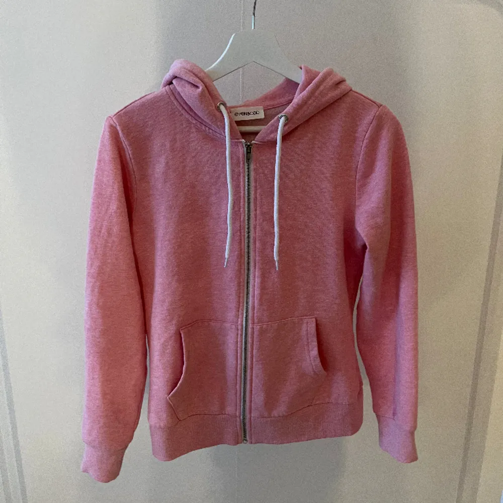 Säljer en rosa zip-hoodie från even&odd. Säljer då den inte sitter så fint på mig. Knappt aldrig använd, tvättar såklart innan jag postar. Nypris ca 300kr, storlek S men sitter mer som xs. Skriv för fler frågor eller bilder💘❄️. Tröjor & Koftor.