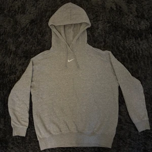 NIKE HOODIE - Skön Nike Hoodie med centrerad logga. 9/10 skick, inga defekter. St Xs. 
