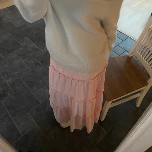 Långkjol - Skitsnygg långkjol !! Aldrig använd bara testad, prislappen kvar. Storlek M och jag är ca 173 kanske (jag på bilden) nypris: 220kr snabb affär= sänkt pris 