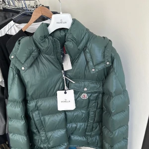 Moncler Jacka  - Orginal taggar sitter kvar Kvitto medföljer Kan skicka fler bilder om de önskas