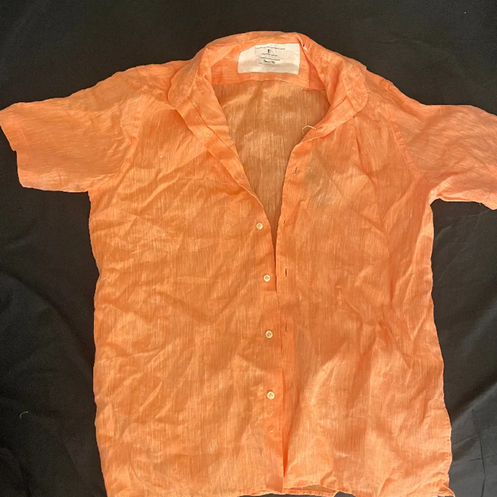Jättefin skjorta, korall/orange färgad. Prislappen är kvar. Jätte fin till sommar ocj julklapp. Nypris: 1499kr. Skjortor.