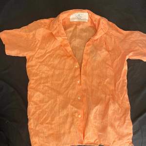 Jättefin skjorta, korall/orange färgad. Prislappen är kvar. Jätte fin till sommar ocj julklapp. Nypris: 1499kr