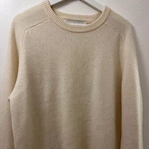 Vit stickad sweatshirt - Nypris: 1299, använd kanske tre gånger. Skick 10/10. Passar L men även M