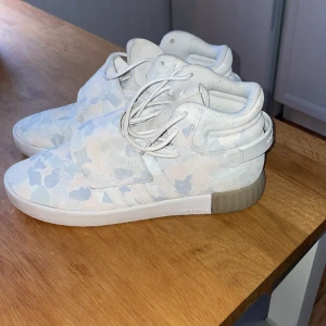 Adidas skor - tubular invader strap ”white camo” - Använda fåtal gånger. 