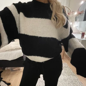 Stickad tröja - En jätte fin stickad tröja i storlek Xl från Gina. Jag har egentligen storlek s men passar mig ändå. 🥰