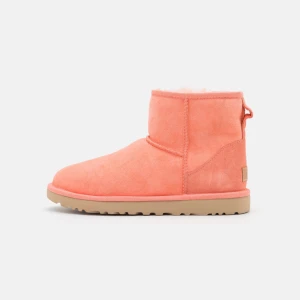 Uggs mini - Säljer mina Uggs Mini i storlek 40. Färgen kommer inte riktigt till sin rätt på bilderna, mer lik den första bilden. Bra skick