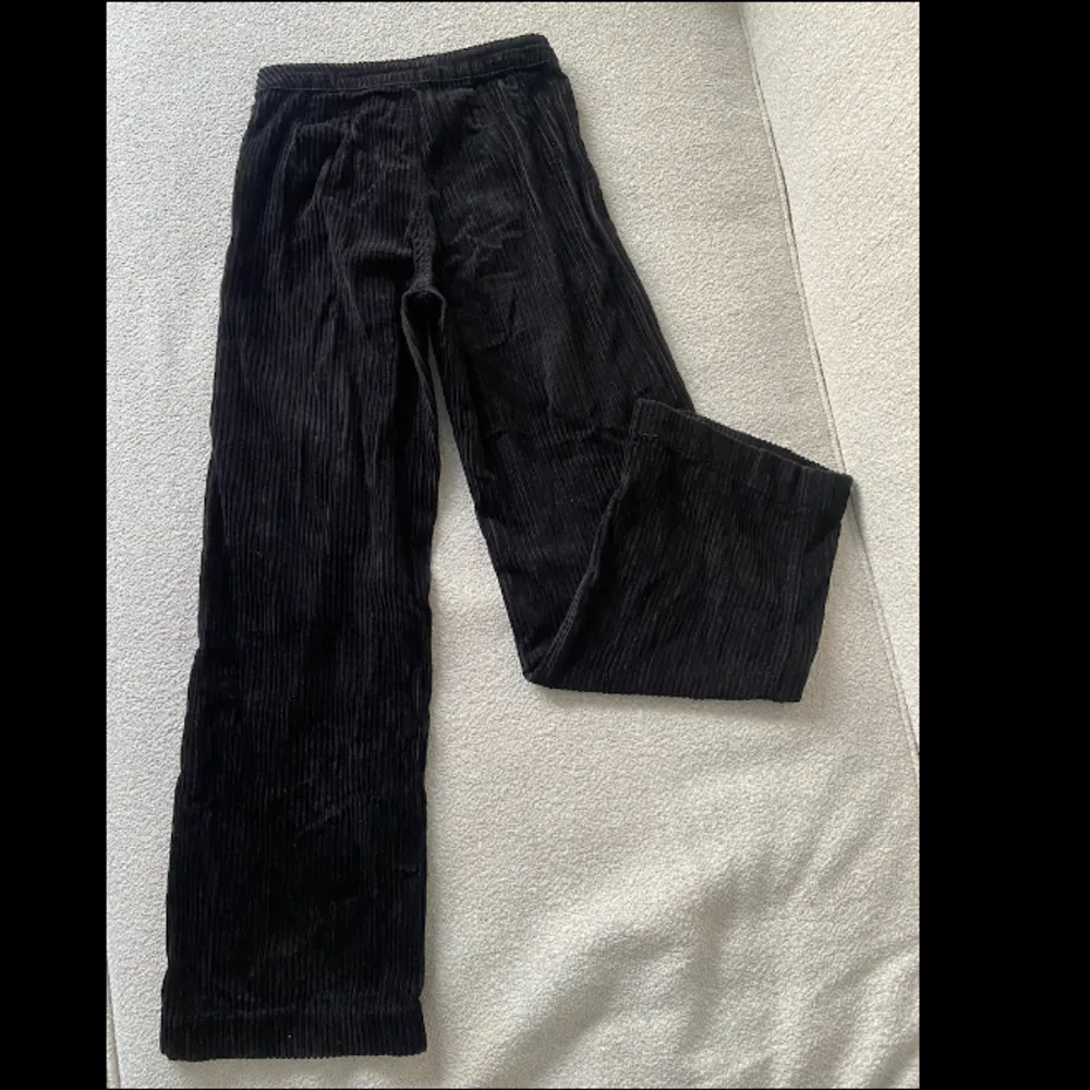 Svarta manchesterbyxor från Weekday, i fint skick. Jeans & Byxor.