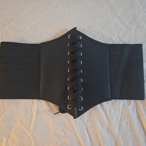 Svart korsett - Hej! Säljer denna mindre svarta korsetten eftersom jag inte kunde returnera den. Köpte två likadana, därav har jag aldrig använt denna. 