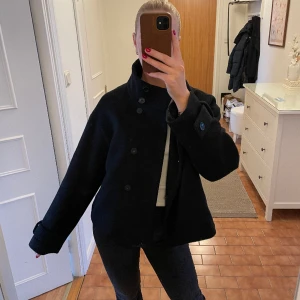 Svart jacka - Svart kort kappa ifrån nakd. Använd enstaka gånger🖤