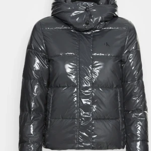 Snygg glansig jacka - Säljer denna som jag bara har använt en vinter, har dock inte luvan till den då jag tyvärr tappat bort den. Så bra skick och så snygg passform. Den är liten i storleken därför har jag storlek L och passar mig som är en vanligtvis S. 