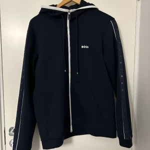 Hugo Boss kofta  - En mörkblå äkta Hugo Boss kofta i storlek S. Nästan som ny, använd väldigt få gånger. Köpt för 2199 säljer för 1049.