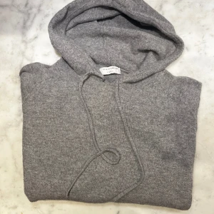 100% Ull Hoodie - Tjena, jag säljer nu min skit feta och go hoodie från Tiger. Skicket är 9/10 och den passar M. Nypris 1800kr! Hör av dig vid minsta lilla fundering ☺️
