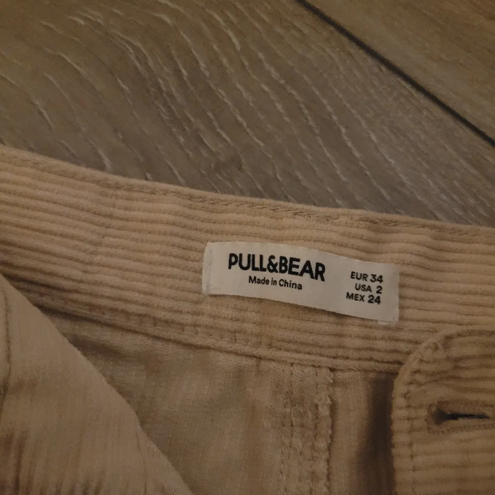 Vida manchesternyxor i beige från pull & bear. Jeans & Byxor.
