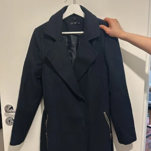 Kappa - En svart kappa från F&F är helt ny och är använd ungefär 2 gånger  