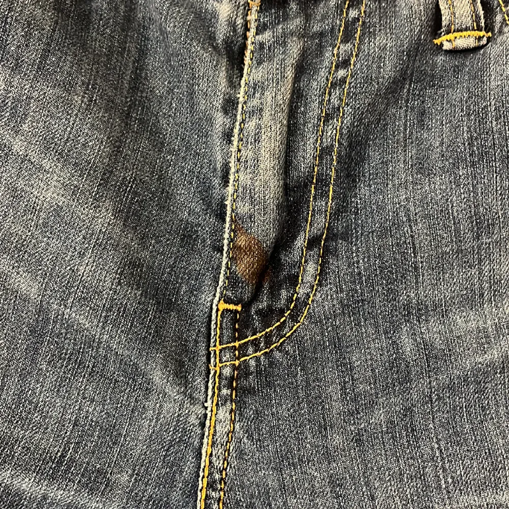 Mörkblå bootcut levis jeans, i bra skick förutom en liten fläck som syns på bild tre. Går nog bort i tvätten💕 Kom privat för frågor. Farkut & Housut.