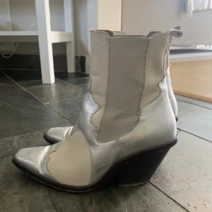 Cowboy boots - Säljer dessa boots från other stories, finns tecken på användning så skriv för bilder osv💗