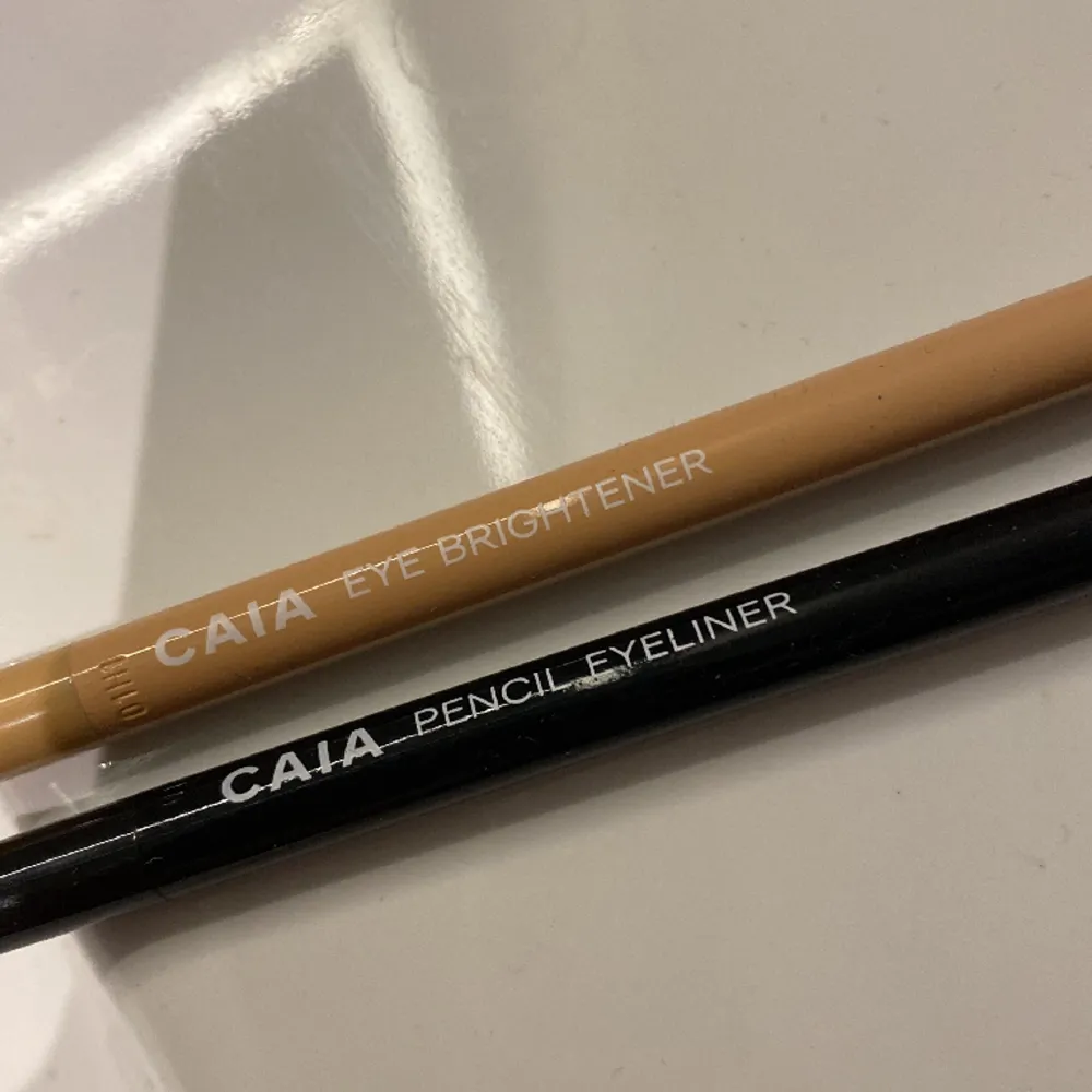 Caia eye brightener & eyeliner pencil, helt oanvända, 120 kr/st 200 kr för båda, nypris är 195 kr/st 🤍🤍  . Skönhet.