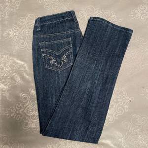 Marinblåa raka jeans med stenar på fickorna, båda fickorna saknar några stenar. Inget man märker, kan skicka bild på det. Inga defekter! midja: 36cm innerbenslängd: 74cm har vanligtvis xs, den sitter löst på mig.