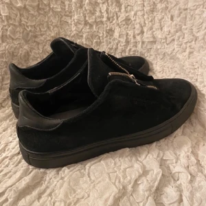 Arigatos - Hej, säljer ett par arigatos i väldigt bra skick! Har tyvärr ingen box kvar| tveka inte på att höra av dig! Allt gott, Mvh Joel