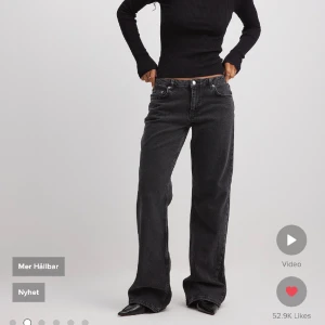 NA-KD lågmidjade jeans - Tyvärr är dessa för korta för min smak då jag är 178cm. Skit snygga i färgen och perfekta jeans nu till vinter. Nypris 699kr