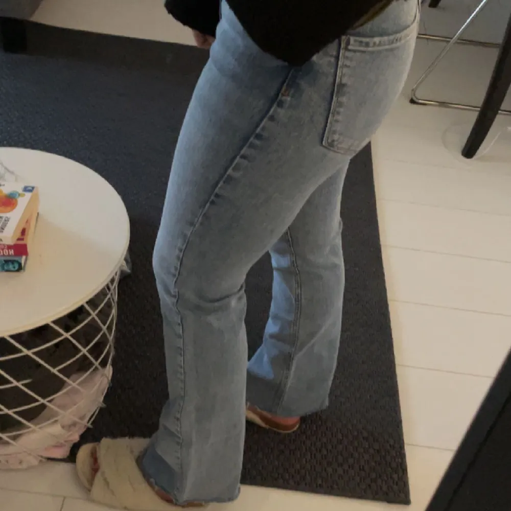 Flared jeans i denim. Jeans & Byxor.