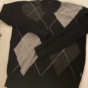 svartrutig sweatshirt - sitter bra på mig! kom privat för mer bilder :) inga tydliga defekter eller fläckar vad jag vet men jag informerar om något hittas <3 