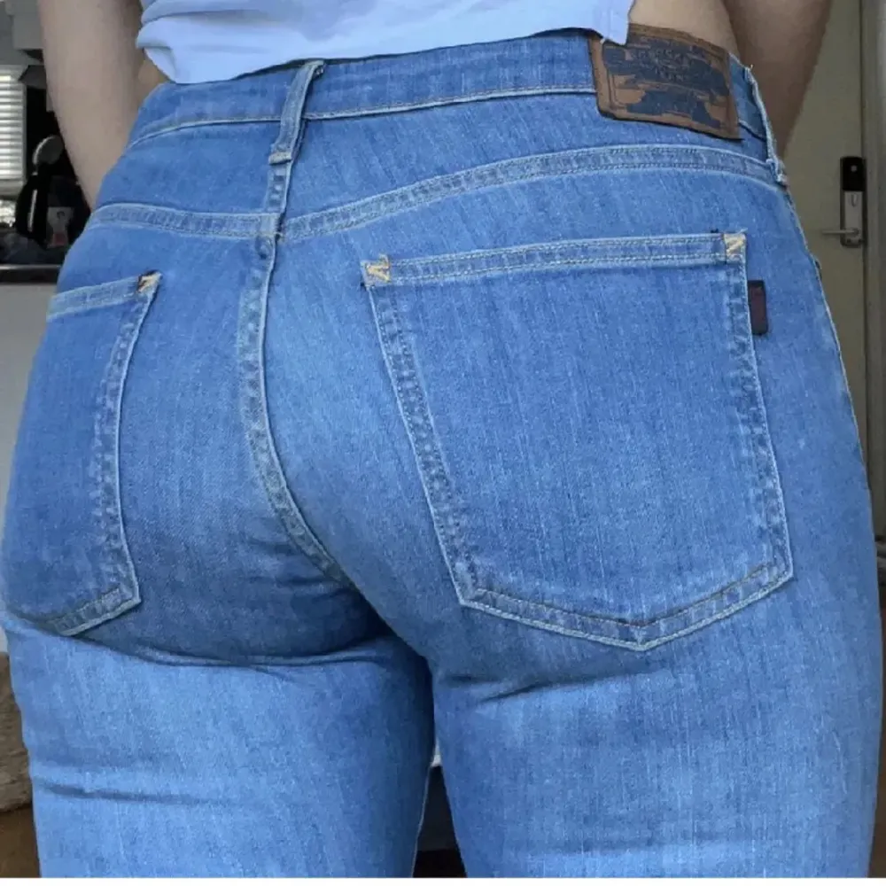 Säljer mina lågmidjade jeans för att de passar mig tyvärr inte längre🥲 LÅNADE BILDER!!! Skriv för mer info🩷. Jeans & Byxor.